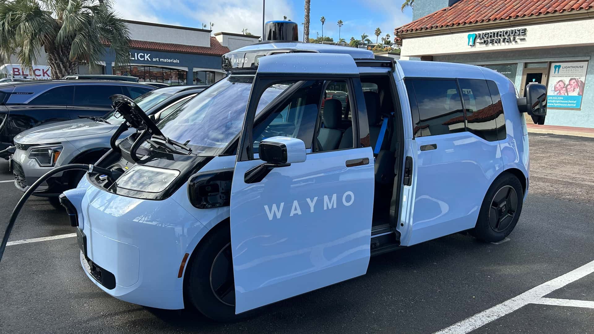 Waymo taxi autonome Zeekr